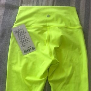 New with tags Lululemon Wunder Under HR tight 28” highlighter yellow size 4